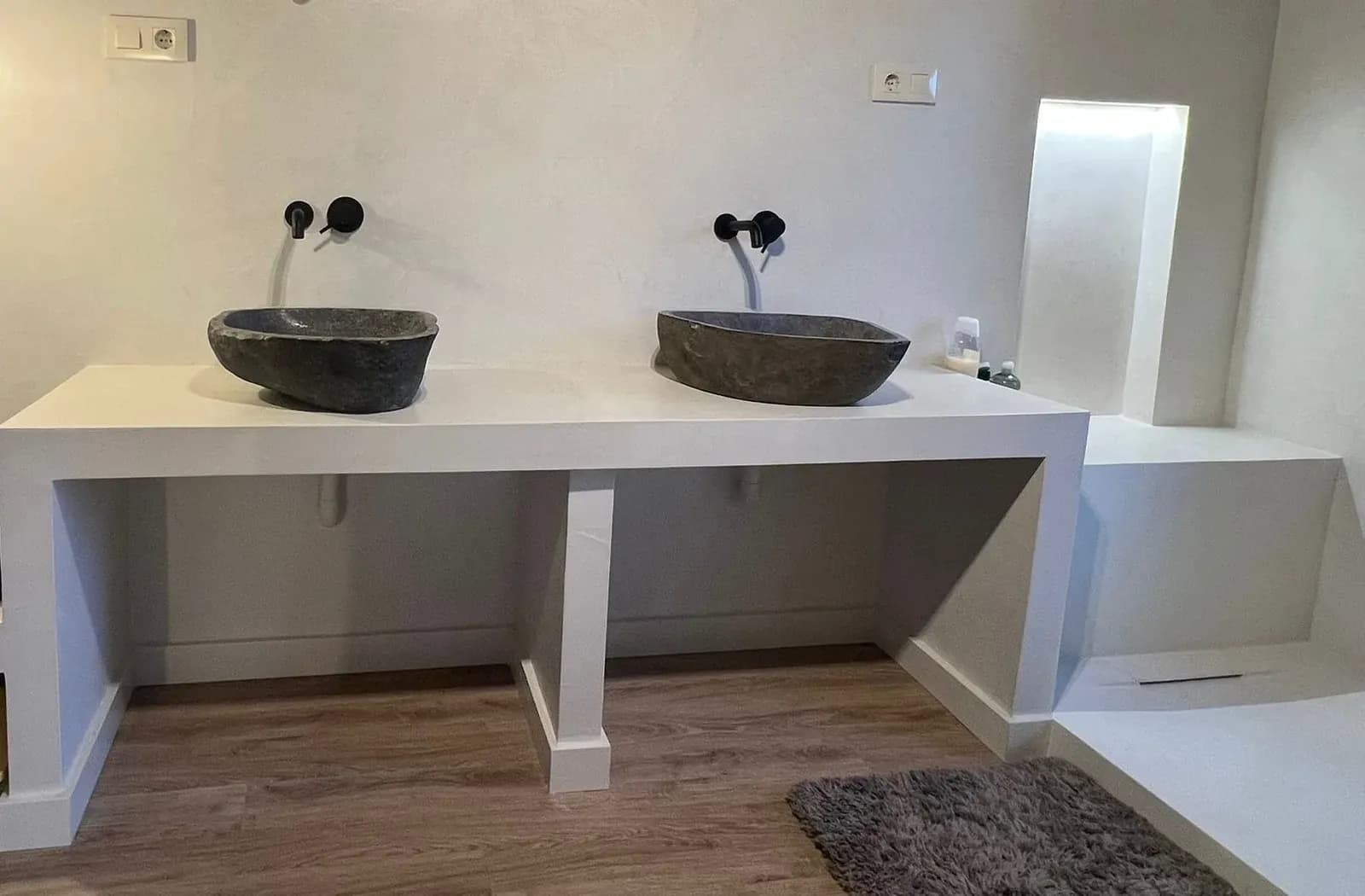 Baño doble lavabo en microcemento