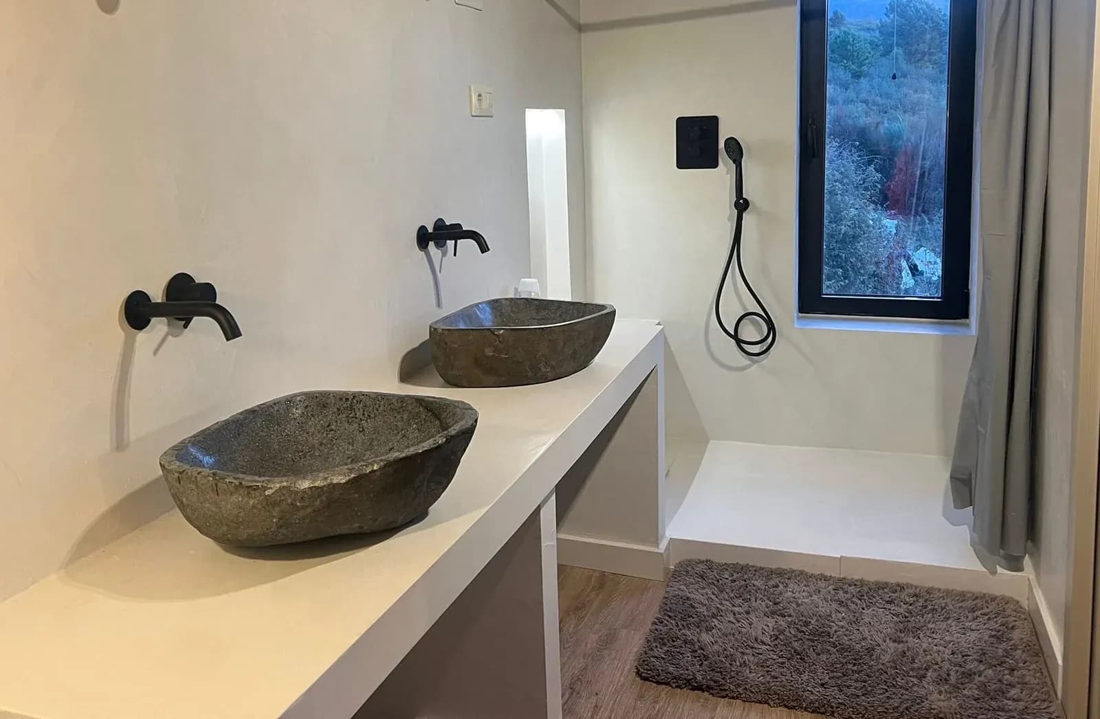 Baño con doble lavabo de piedra