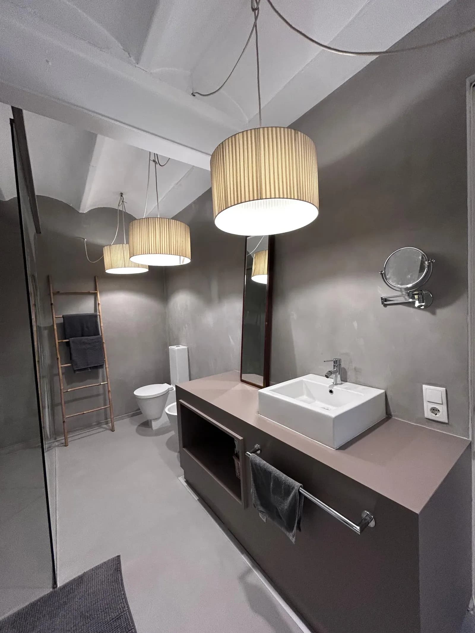 Baño con iluminación de diseño