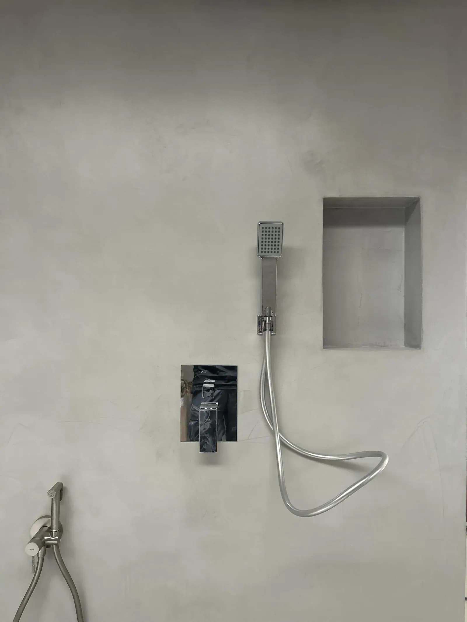 Ducha en microcemento gris
