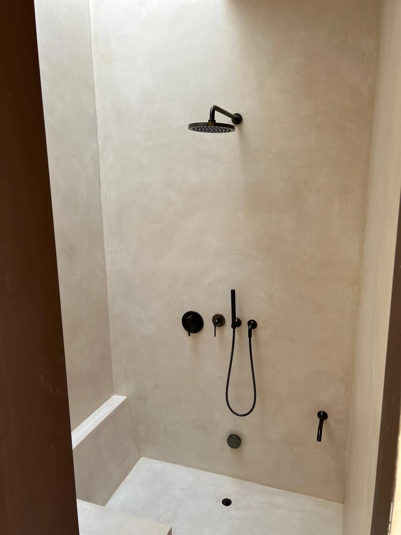 Ducha en microcemento negro